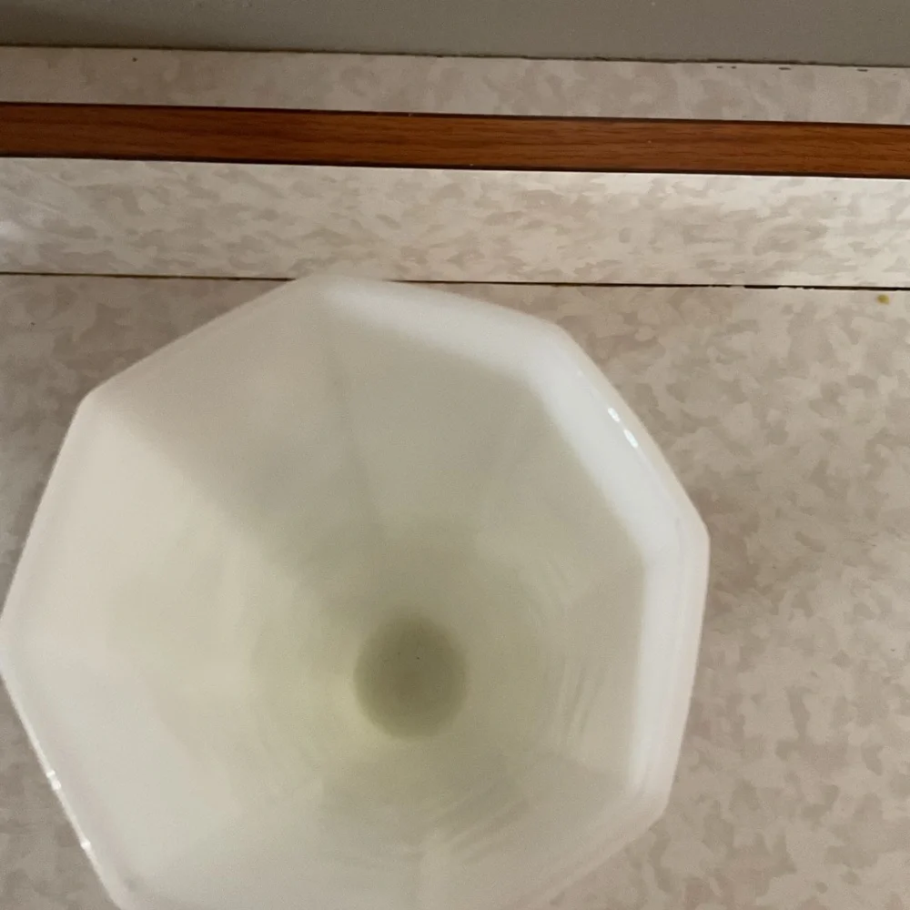 Elegant Vintage white milk glass Floral Vase